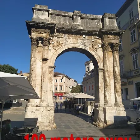 Pensión Roman Arch- Low Budget Doublebed In Top Center *