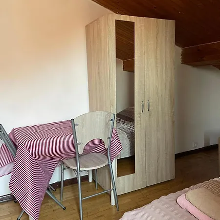 Roman Arch- Low Budget Doublebed In Top Center *