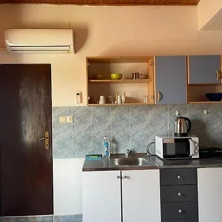 Roman Arch- Low Budget Doublebed In Top Center Pula