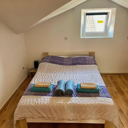 Roman Arch- Low Budget Doublebed In Top Center Pula