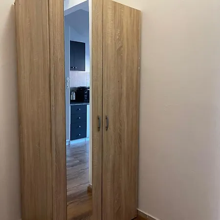 Roman Arch- Low Budget Doublebed In Top Center