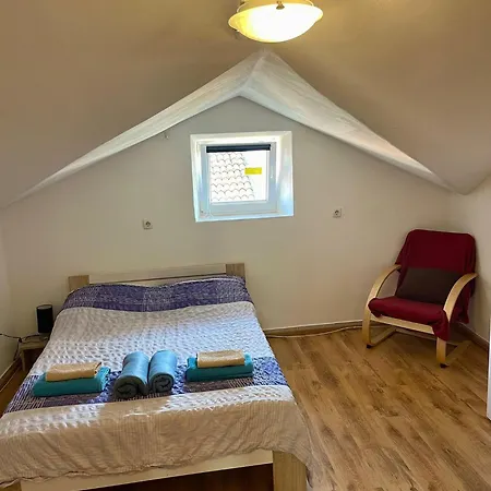 Arch- Budget Doublebed In Center בית הארחה