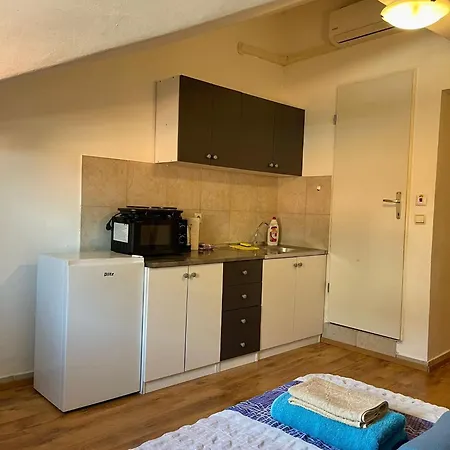 Roman Arch- Low Budget Doublebed In Top Center Pensión *
