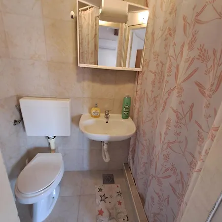 Roman Arch- Low Budget Doublebed In Top Center