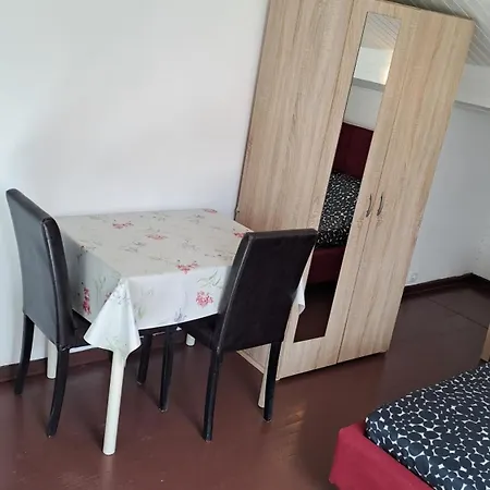 Arch- Budget Doublebed In Center Penzion Pula