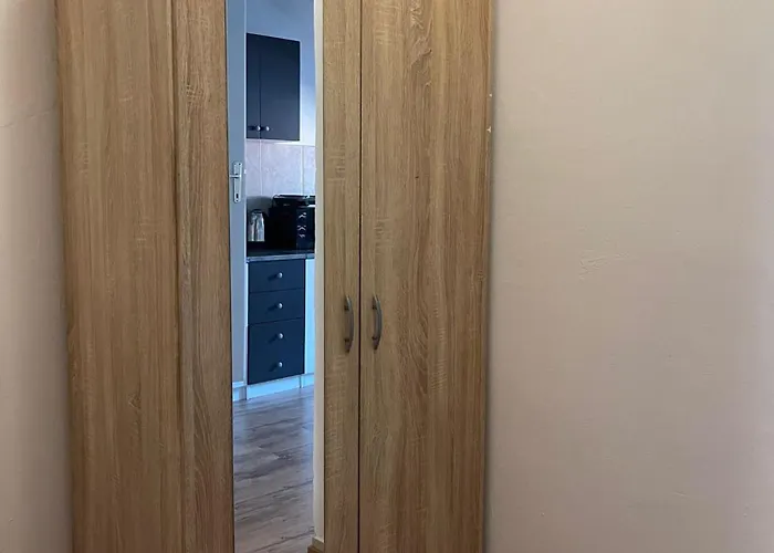 Arch- Budget Doublebed In Center