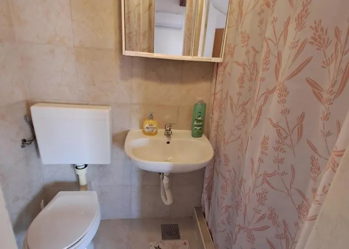 Arch- Budget Doublebed In Center