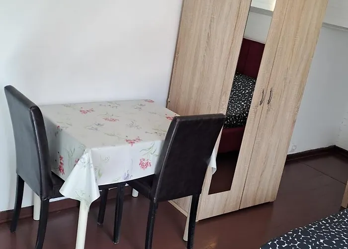 Arch- Budget Doublebed In Center Gasthof Pula