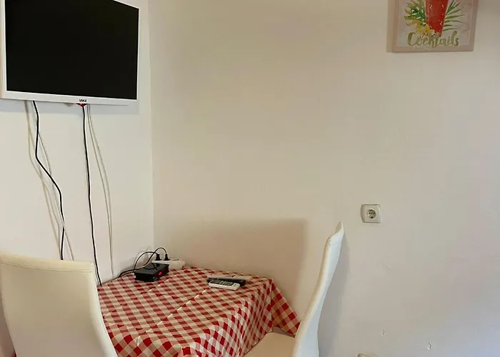 Arch- Budget Doublebed In Center Guest house Pula